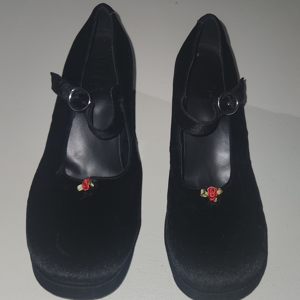 ‼️MAKE AN OFFER‼️Delias Black Velvet Mary Jane Heels with Red Rose Accent Size 9